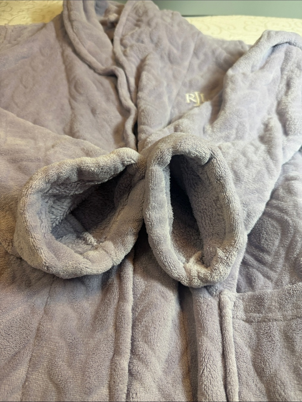 Ralph Lauren Black Label Lilac Plush Shawl-Collar Robe with Monogram. Small - Picture 10 of 10